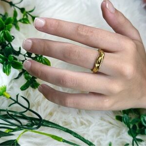 Elegant Gold Women's Ring